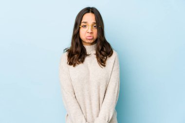 Genç melez İspanyol kadın üzgün, ciddi yüzlü, mutsuz ve hoşnutsuz..