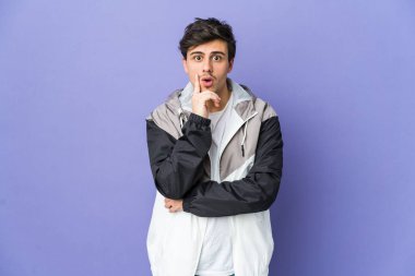 Yaratıcılık kavramının harika bir fikri olan genç havalı bir adam..