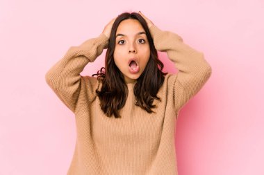 Genç, Latin kökenli bir kadın. Bağırıyor, heyecanlanıyor, tutkulu, bir şeyden tatmin oluyor..