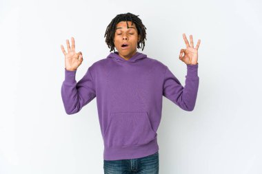 Genç Afrikalı Amerikalı Rasta Adam yorucu bir günün ardından rahatlıyor. Yoga yapıyor..