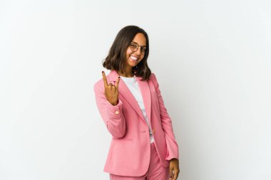 Beyaz arka planda izole edilmiş genç Latin iş kadını gözlerinde sorun olmadığını gösteriyor.