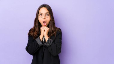 Genç, melez, Latin bir kadın yalnız başına şans diliyor, şaşırmış ve ağzı açık bir şekilde önüne bakıyor..