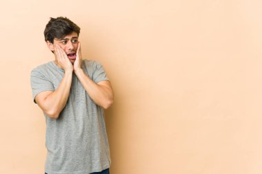 Genç havalı adam korkmuş ve korkmuş..