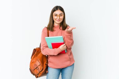 Beyaz fırında izole edilmiş genç bir bayan elinde avuç içi bir şeyle kameraya sunuyor..