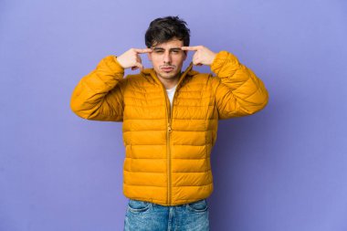 Genç havalı adam işine odaklanmış, işaret parmaklarını işaret ediyor..