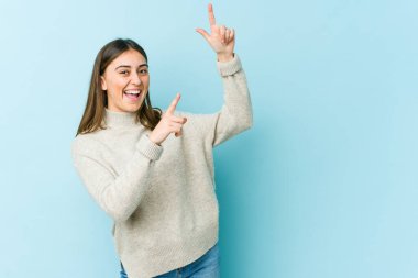 Genç beyaz kadın dans ediyor ve eğleniyor..