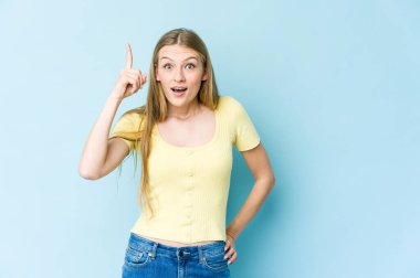 Mavi arka planda soyutlanmış genç sarışın kadının bir fikri, ilham konsepti var..