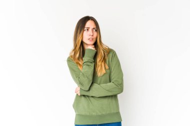 Beyaz arka planda izole edilmiş genç beyaz kadın virüs ya da enfeksiyon yüzünden boğazında ağrı hissediyor..