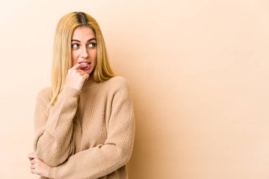 Sarışın, beyaz kadın rahatlamış fotokopi odasına bakan bir şey düşünüyor..
