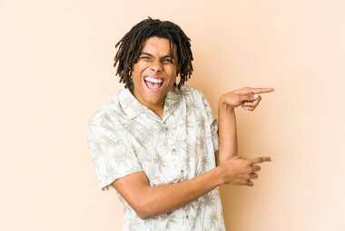 Genç Afrikalı Amerikalı Rasta adam işaret parmaklarıyla fotokopi alanını işaret ederek heyecan ve arzusunu ifade ediyor..