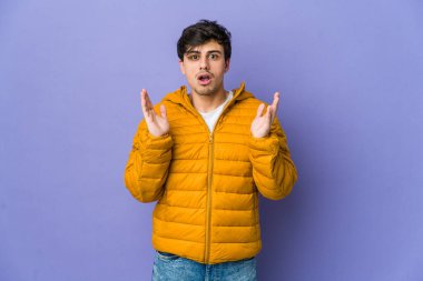 Genç havalı adam şaşırdı ve şok oldu..