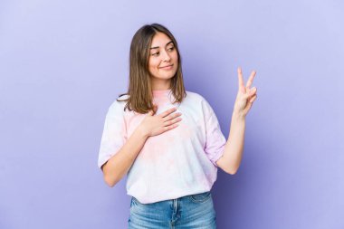 Beyaz bir kadın yemin ediyor, elini göğsüne koyuyor..