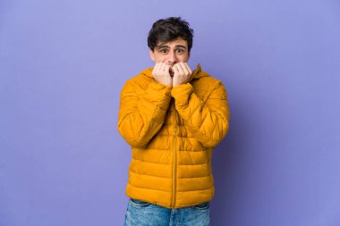 Tırnak yiyen genç, havalı bir adam. Gergin ve endişeli..