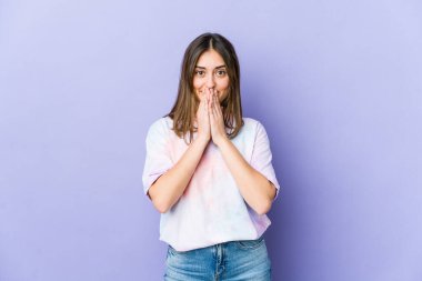 Kafkasyalı genç kadın bir plan yapıyor, bir fikir kuruyor..