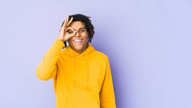 Genç Afrikalı Amerikalı Rasta adam heyecanlandı..