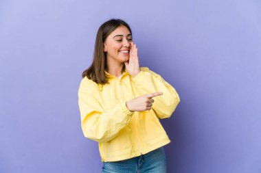 Beyaz bir kadın dedikodu yapıyor, bir şeyleri haber veriyor..