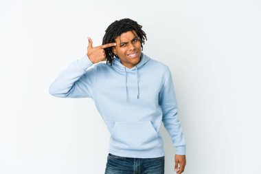 Genç Afrikalı Amerikalı Rasta adam işaret parmağıyla hayal kırıklığı jesti yapıyor..