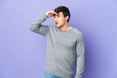 Uzak diyarlara bakan genç havalı adam Alnını tutuyor.