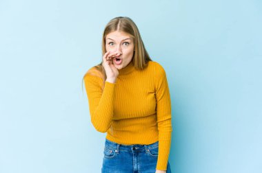 Mavi arka planda izole edilmiş genç sarışın kadın gizli bir sıcak fren haberinin olduğunu söylüyor.