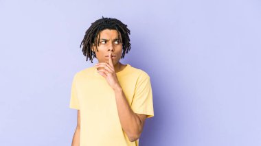 Genç Afrikalı Amerikalı Rasta adam ya sır saklıyor ya da sessizlik istiyor..