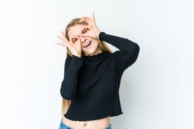 Beyaz arka planda izole edilmiş genç sarışın kadın gözlerinde sorun olmadığını gösteriyor.