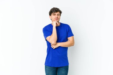 Genç havalı adam şüpheli, kararsız, seni sorguluyor..