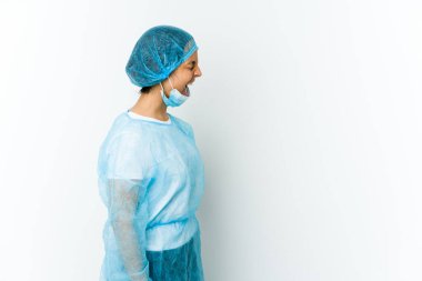 Beyaz arka planda izole edilmiş genç cerrah Latin kadın fotokopi odasına doğru bağırıyor.