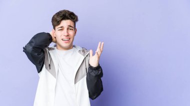 Mor arka planda izole edilmiş genç beyaz adam öfkeyle bağırıyor..