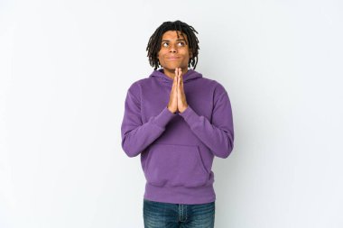 Genç Afrikalı Amerikalı Rasta adam el ele tutuşup dua ediyor, kendinden emin..