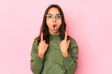 Genç, melez, ağzı açık, ispanyol bir kadın..