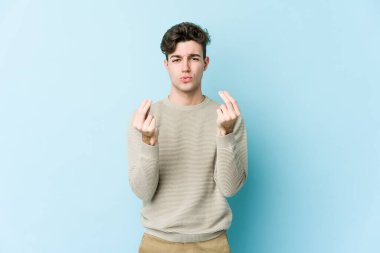 Kafkasyalı genç adam mavi arka planda izole edilmiş..