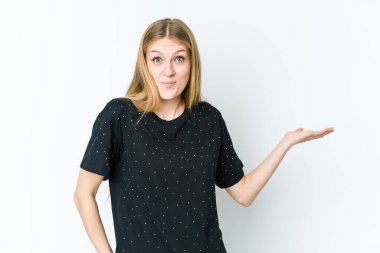 Beyaz arka planda izole edilmiş genç sarışın kadın bir avuç içinde fotokopi alanı ve belinde başka bir el tutuyor..