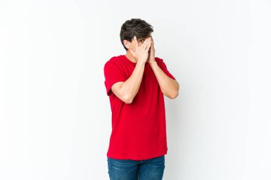 Genç havalı adam parmaklarıyla gözünü kırpıyor korkmuş ve gergin..