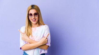 Sarışın, beyaz bir kadın iki seçenek arasında seçim yapmaya çalışıyor..