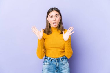 Genç beyaz kadın şaşırdı ve şok oldu..