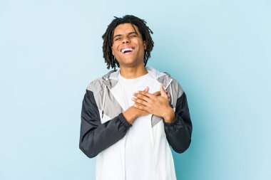 Genç Afro-Amerikan sporcusu gülüyor. Elini yüreğine koyuyor. Mutluluk kavramı..