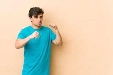 Delikanlı yumruk atıyor, sinirleniyor, kavga ediyor, kavga ediyor..