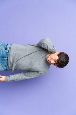 Oturaklı yaşam tarzı yüzünden boyun ağrısı çeken genç, havalı bir adam..