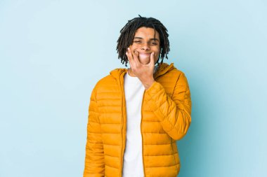 Genç melez adam iki seçenek arasından şüphe ediyor..