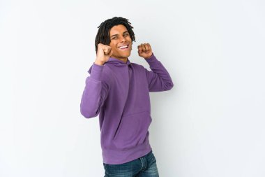 Genç Afrikalı Amerikalı Rasta adam zafer ve galibiyet kavramından sonra yumruğunu kaldırıyor..