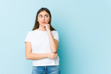 Şüpheli ve şüpheci bir ifadeyle yan bakan beyaz bir kadın..