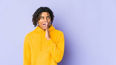 Genç Afrikalı Amerikalı Rasta adam gizli bir sıcak fren haberinden bahsediyor.