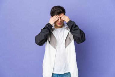 Genç havalı adamın başı ağrıyor, yüzüne dokunuyor..