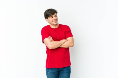 Kollarını kavuşturup kendinden emin gülümseyen genç havalı adam..