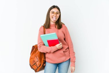 Beyaz fırında izole edilmiş genç bir bayan komik ve dost canlısı bir dil uzatıyor..