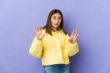 Genç beyaz kadın, yakın bir tehlike nedeniyle şoka uğruyor.