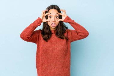 Genç, melez İspanyol bir kadın izole edilmiş. Başarı fırsatı bulmak için gözlerini açık tutuyor..