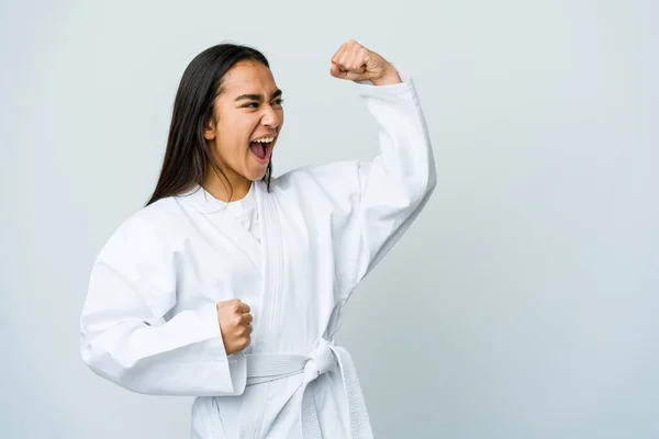 Joven Mujer Asiática Haciendo Karate Aislado Sobre Fondo Blanco Levantando —  Fotos de Stock