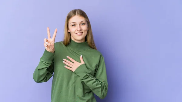 Giovane Donna Bionda Isolata Sfondo Viola Prestare Giuramento Mettendo Mano — Foto Stock