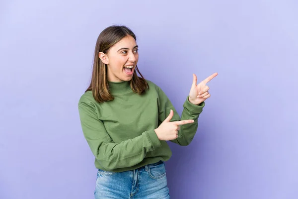 Joven Mujer Caucásica Señalando Con Los Dedos Índice Espacio Copia — Foto de Stock